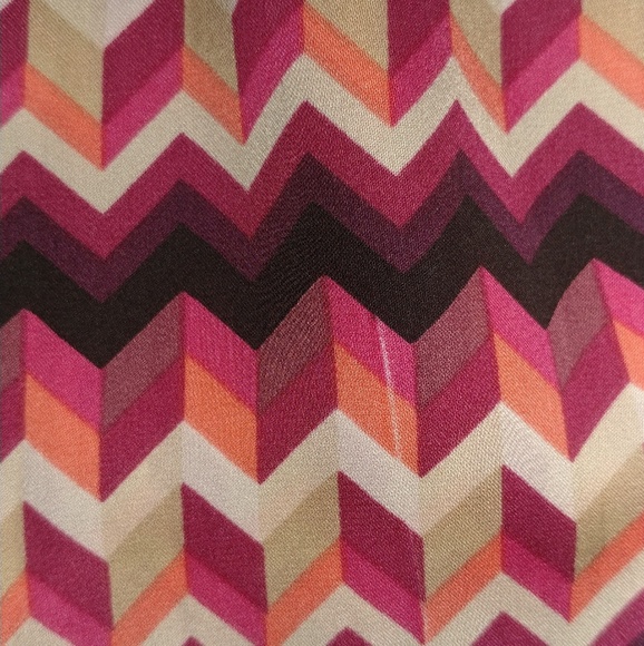 Multi colored patterned top👕 - Picture 7 of 8